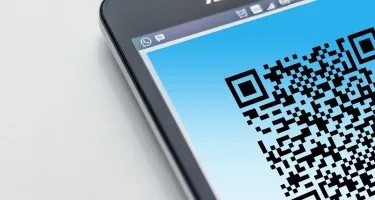 Móvil mostrando un código QR de entrada